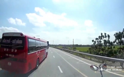 Bó tay với cảnh xe tải tạt ngang đầu “dằn mặt” xe máy