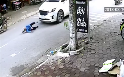 Clip: Gây tai nạn, tài xế kéo cụ bà vào vỉa hè rồi bỏ đi