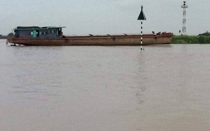 Va chạm trên sông Kinh Thầy, tàu chở 630 m3 cát vàng bị đâm chìm