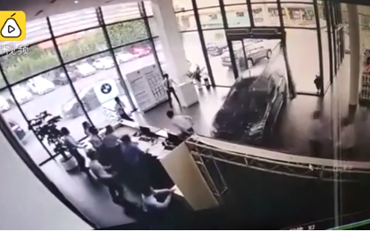 Nữ khách hàng lao thẳng xe BMW lái thử vào đại lý