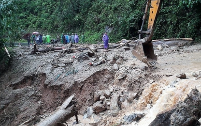 Kon Tum: Nhiều tuyến đường bị sạt lở nghiêm trọng do mưa lớn