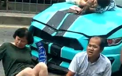 Tránh xe taxi, ôtô thể thao đâm bị thương 12 người