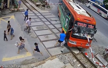 Xe khách bị rào chắn đường tàu xuyên thủng sau khi mất lái