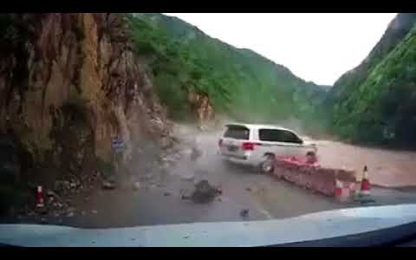 Vách núi bất ngờ sạt lở, ô tô thoát nạn trong tích tắc