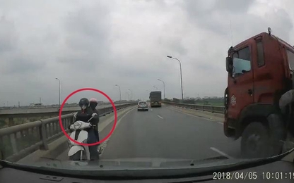 Hai 'nữ ninja' phóng xe máy ngược chiều trên đường cao tốc