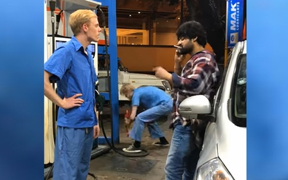 Tài xế hút thuốc lá ở trạm xăng bị xịt bình cứu hỏa kín người