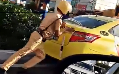 Chiến sĩ CSGT Đà Nẵng gồng lưng đẩy taxi bị hỏng giữa đường