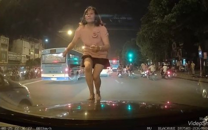 Người phụ nữ nhảy lên nắp ca-pô múa khiến tài xế phát hoảng