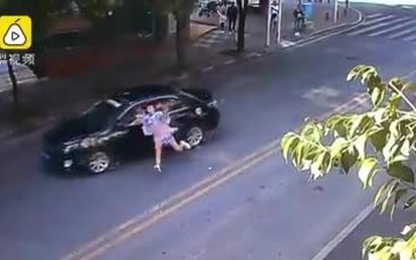 Bị ôtô húc văng khi qua đường, thiếu nữ bình tĩnh chỉnh lại tóc