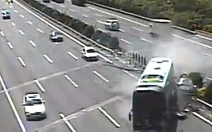 Tạt đầu xe bus trên cao tốc, ôtô BMW bị tông bẹp dúm