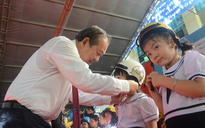 Phó Thủ tướng Trương Hòa Bình trao "bài học đầu tiên" cho các học sinh