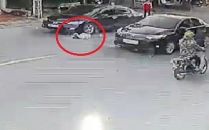 Clip: Bị ôtô tông văng xa hàng chục mét, bé gái thoát chết thần kỳ