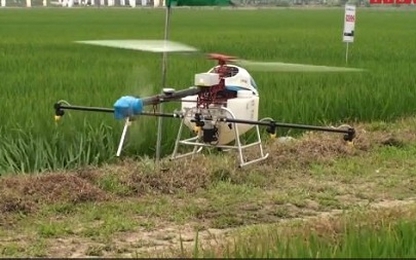 Nông dân Hà Tĩnh điều khiển máy bay phun thuốc cho ruộng