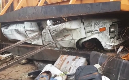 Ôtô, xe máy nguyên chiếc bị ép dập trong ít phút