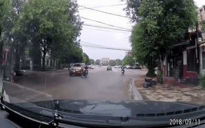 Hoảng hồn người đàn ông đi xe máy va chạm với xe bán tải