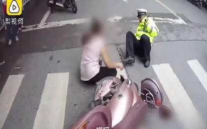 Bị thổi phạt, người phụ nữ đi xe máy tát cảnh sát giao thông