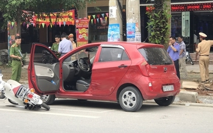 Tài xế thiếu quan sát khi mở cửa xe khiến một nữ sinh bị thương