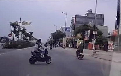 Tài xế đánh lái như tay đua để tránh xe đạp điện