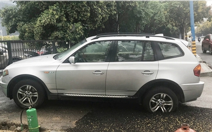 Xe BMW đỗ sai bị đổ nhựa đường vào bánh