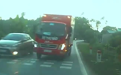 Cú vượt 'liều chết' của xe thư báo trên đường đèo