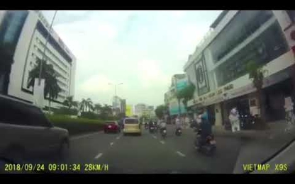 Hai xe máy va chạm, một phụ nữ suýt bị ôtô cán