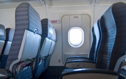 Lần đầu đi máy bay, hành khách nhầm cửa thoát hiểm là toilet