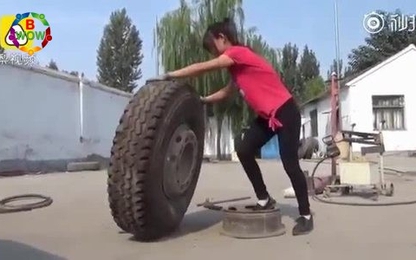 Người phụ nữ nhỏ nhắn chuyên thay lốp xe tải hạng nặng