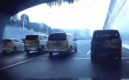4 ôtô dàn hàng ngang không cho xe khác vượt
