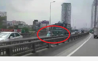 Cô gái lái xe máy một tay, phóng ngược chiều đường cao tốc