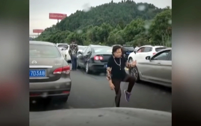 Người phụ nữ tập Thái cực quyền 2 tiếng giữa đám tắc đường