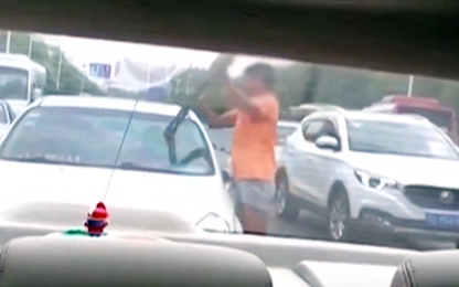 Nữ tài xế bị đánh vì không trả tiền lau kính xe giữa đường