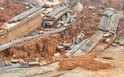 Nhiều tuyến đường cửa khẩu Bờ Y hư hỏng nặng:Do ảnh hưởng của mưa bão?