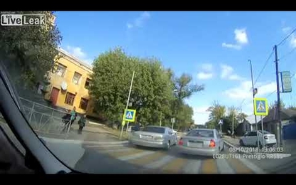 Đứa trẻ bị ôtô đâm văng khi mẹ đưa qua đường