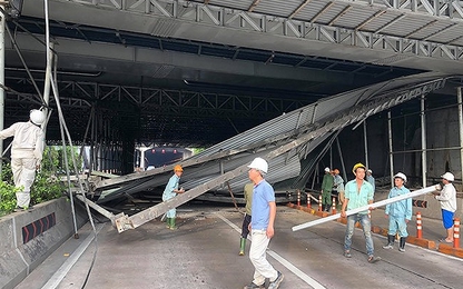 Khoảnh khắc xe tải kéo sập giàn giáo hầm Thủ Thiêm