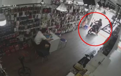 Người phụ nữ lao thẳng xe máy vào cửa hàng khiến nhân viên khiếp vía