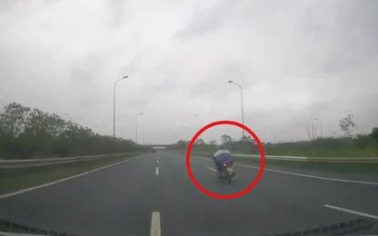 Cả dàn ô tô trong cao tốc bị xe máy chạy 'xé gió' vượt mặt