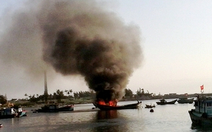 Quảng Ngãi: Tàu cá phát nổ bốc cháy nhiều ngư dân thương vong