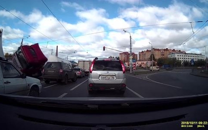 Xe bồn lật ngang khi vào cua