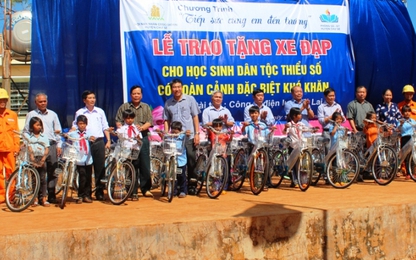Công ty Điện lực Gia Lai tặng xe đạp cho học sinh nghèo vượt khó
