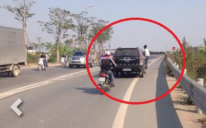 Thanh niên bám đầu xe tải 'xin đểu' hú vía vì gặp tài xế 'cứng'