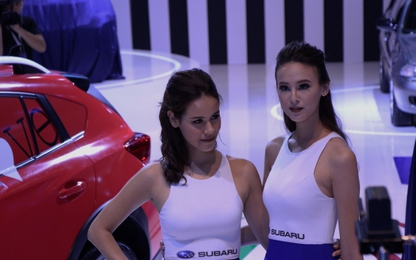 Người mẫu tây ta làm "dậy sóng" Vietnam Motor Show 2018