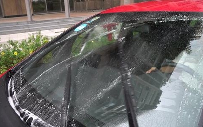 Cách tự thêm nước rửa kính cho ôtô