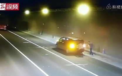 Tài xế bỏ rơi bạn đồng hành sau khi nhờ xuống đẩy xe