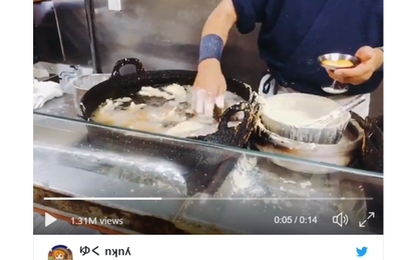 Đầu bếp Nhật chuyên nhúng tay vào chảo dầu sôi đảo thức ăn