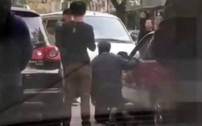 Lái ôtô ngược chiều, tài xế rút dao bắt người đi đúng phải quỳ gối