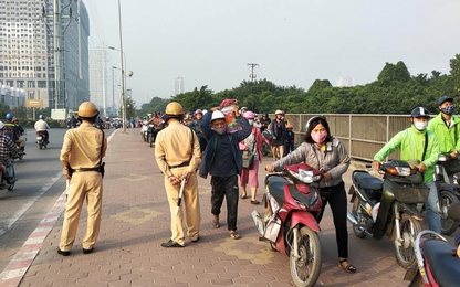 Clip: Cả đoàn người dắt xe máy ngược chiều trên vỉa hè để né CSGT