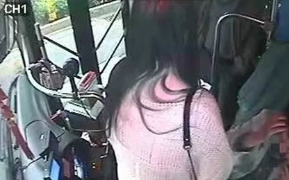 Nữ hành khách cướp vô-lăng, ngồi vào lòng tài xế xe buýt