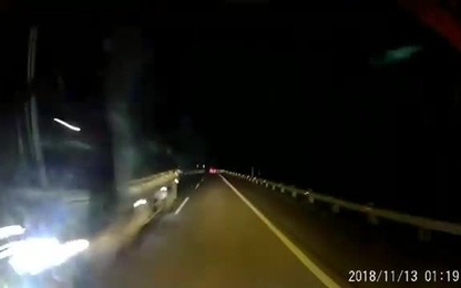 Xe khách giương pha, phóng ngược chiều cao tốc lúc nửa đêm
