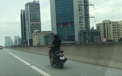 Cô gái đầu trần phóng xe máy trên đường cao tốc