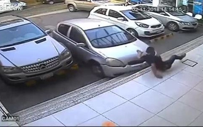 Bị đâm gãy chân vì đứng trước đầu ôtô xi-nhan cho tài xế
